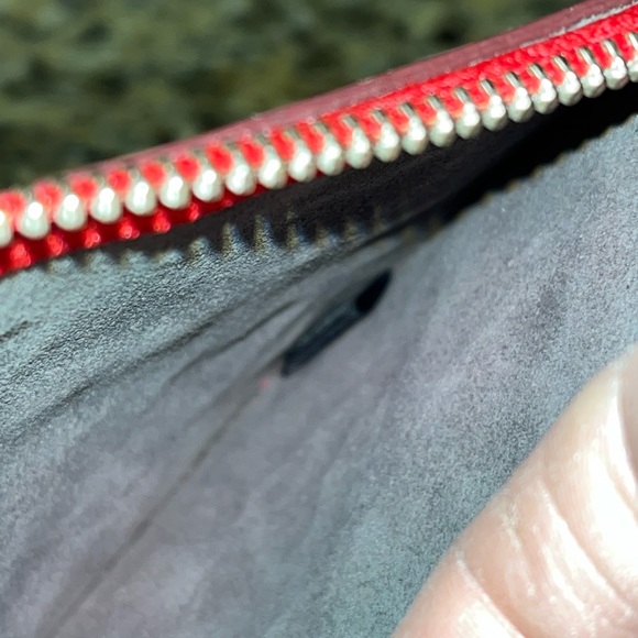 EUC Valentines red wristlet by MJ - not kors- iridescent embossed hearts shiny - Picture 11 of 12